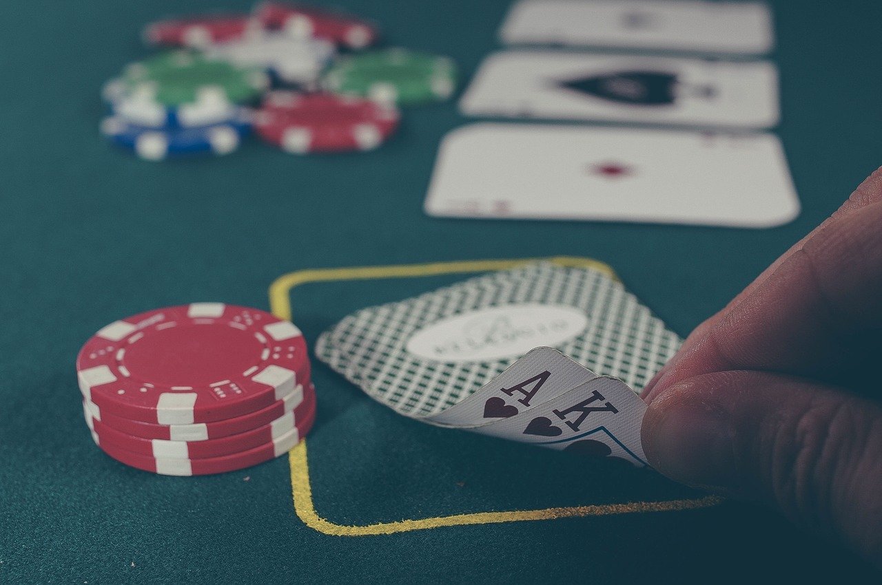 How to play Live Casino Holdem