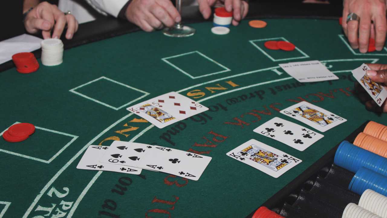 RNG-Based Blackjack vs Live Dealer Blackjack - Advantages and Disadvantages of the Game Variants