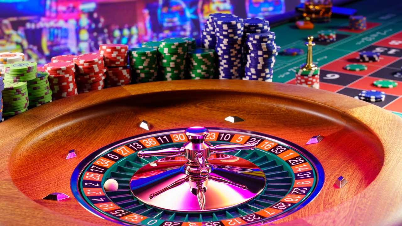 الأسباب التي تجعل لعبة روليت الموزع  المباشر تحظى بشعبية كبيرة لدى المقامرين العرب